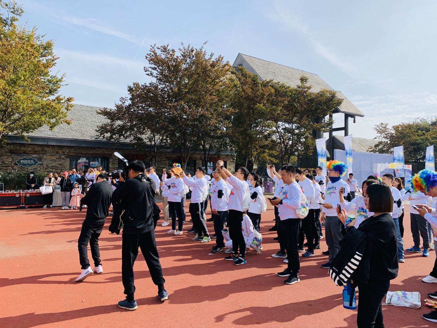 京東彩虹跑在三臺山鳴槍開跑，近200名運動愛好者盡享清風(fēng)綠氧、五彩花海(圖2)